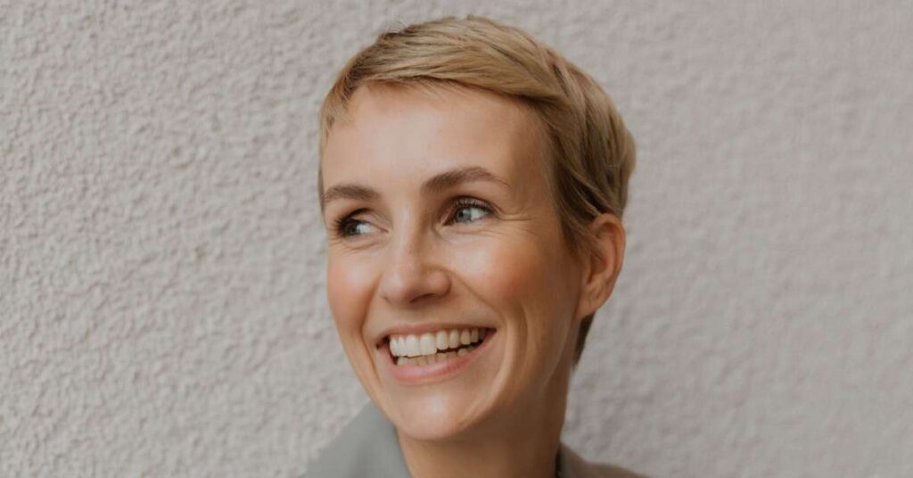 Das Bild zeigt Miriam Jacks, die Gründerin von JACKS Beauty Line und das K5 Logo