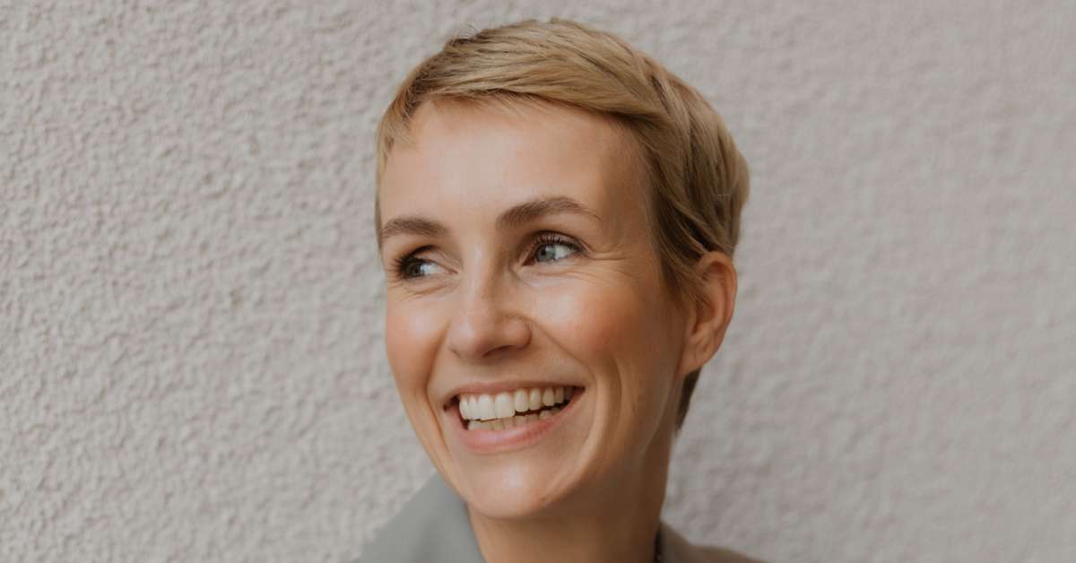 Das Bild zeigt Miriam Jacks, die Gr&uuml;nderin von JACKS Beauty Line und das K5 Logo
