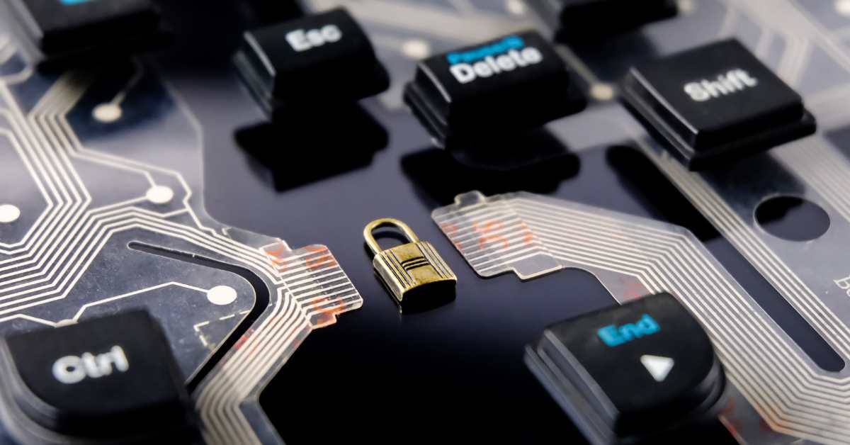 Das Bild zeigt ein Motherboard mit Tasten und ein Schloss, was stellvertretend f&uuml;r die Gefahr der Cyberkriminalit&auml;t stehen soll