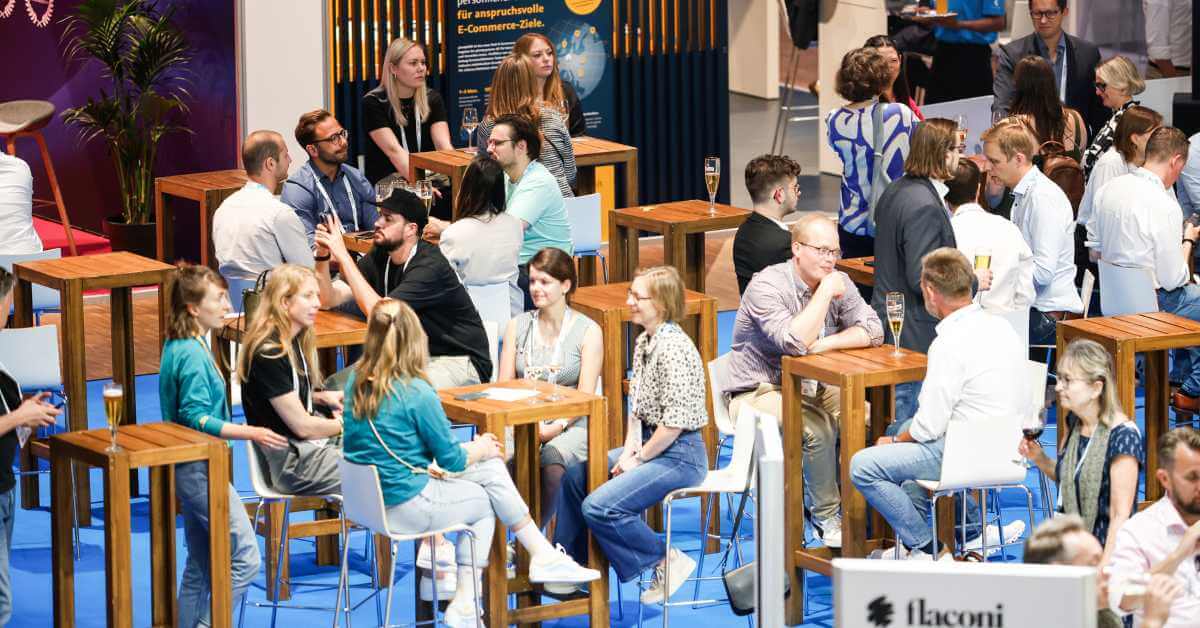 Das Bild zeigt Besucher der K5 2024 beim Networking
