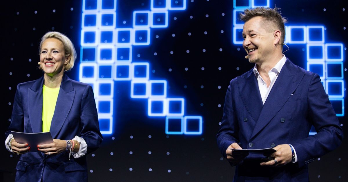 Das Bild zeigt Verena Schl&uuml;pmann und Sven Rittau auf einer der B&uuml;hnen der K5 Konferenz 2024