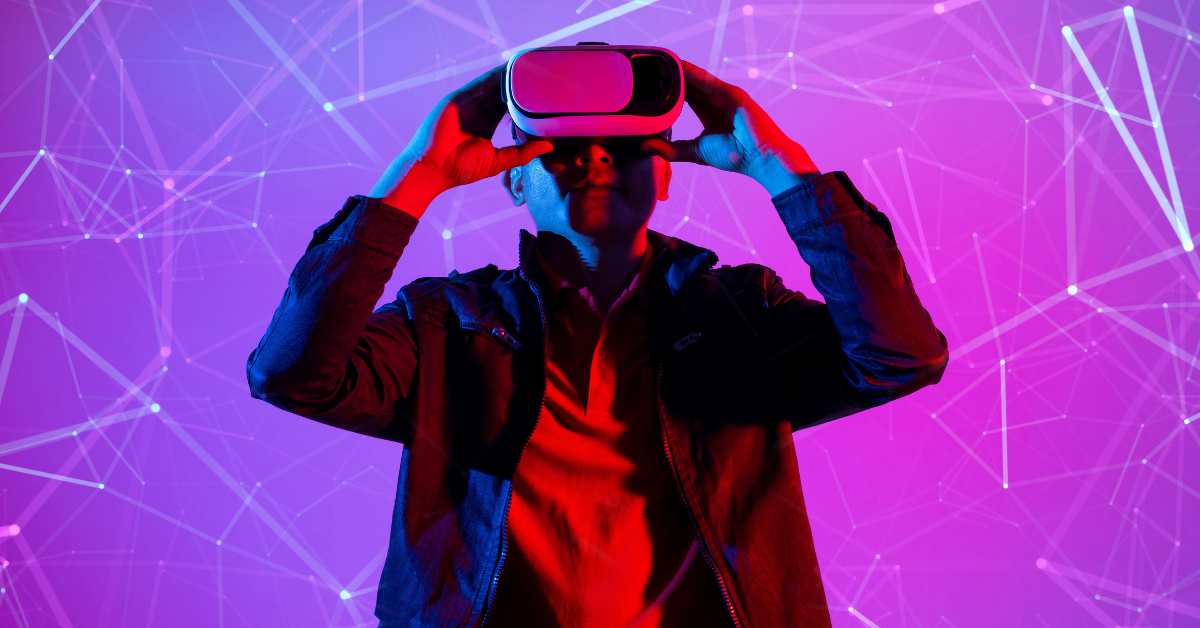 Das Bild zeigt eine Person mit VR Brille vor pinkem Hintetgrun und digitalen geometrischen Mustern