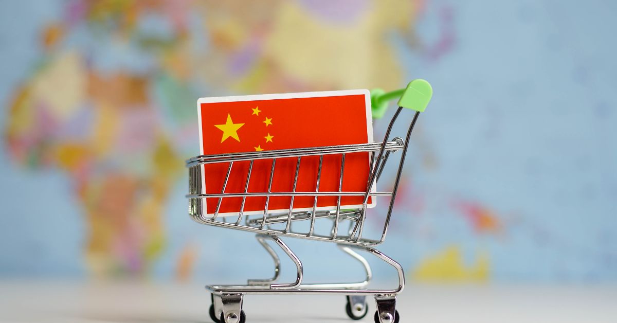 Chinesische Flagge in Miniatureinkaufswagen